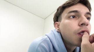 Escuchar música mientras hago trabajos de la universidad me pone caliente