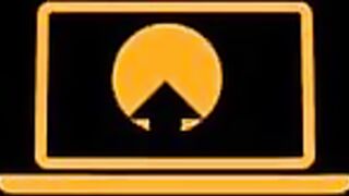 Молодой парень играется членом в душе