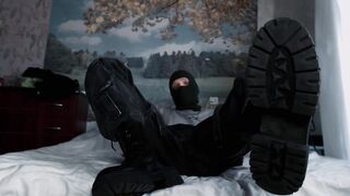 Soles trussed cock-squeezing underneath raunchy military footwear