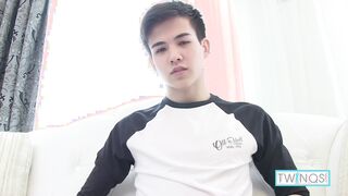 Lovely Xander X Opening up His Pretty Fuckhole While Jacking Off!