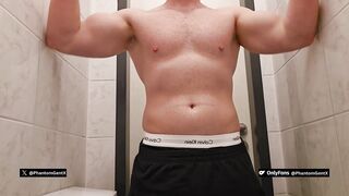 Muskulöser Deutscher Father schleicht sich in öffentliche Toilette und wichst seinen fetten Schwanz - PhantomGentX