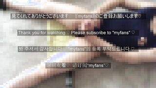 指でアナルを激しく掻き回してオナニーする変態男