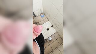 Voglia di smanettarmelo nel bagno del lavoro