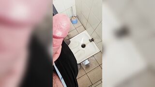 Voglia di smanettarmelo nel bagno del lavoro