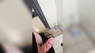 Voglia di smanettarmelo nel bagno del lavoro