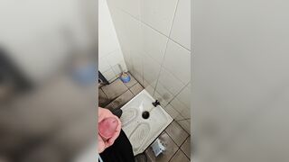 Voglia di smanettarmelo nel bagno del lavoro