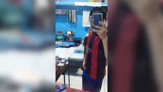 FUTBOLISTA DE MÉXICO CON ENORMES BULTOS DE SU VERGA EN CUTOFFS ???? FÚTBOL Y HABLANDO RICO