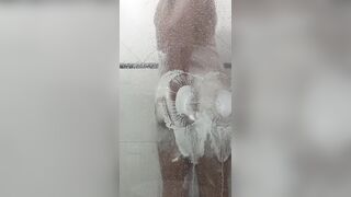 Putinha Tomando Banho