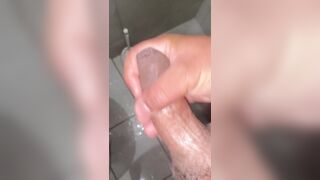 Se divertindo e gozando no banho