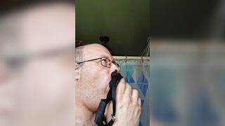 Deep throating on a fuck stick in the douche