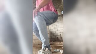 Solo en casa abandonada