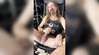 Longhairdude goons and shoots laod in the stool with RedBull sleeveless vest, industrial lock chain