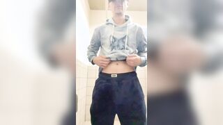 School Grizzly luvs Risky Public Wc JO