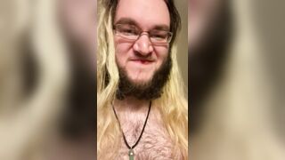 round boi makes himself jism finger-banging his booty in the douche
