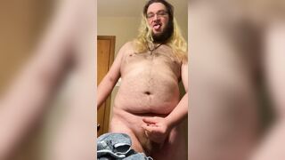 round boi makes himself jism finger-banging his booty in the douche