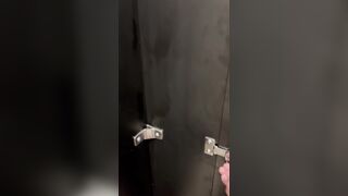 Desnudo en baño público parte two