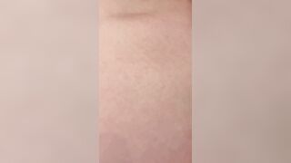 Desnudándome en baño público