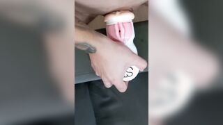 Cogiendo juguete