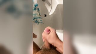 Gozada antes do banho - Punheta e Esporrada