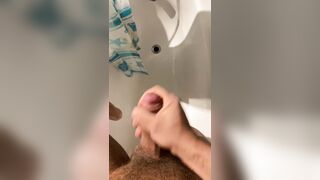 Gozada antes do banho - Punheta e Esporrada