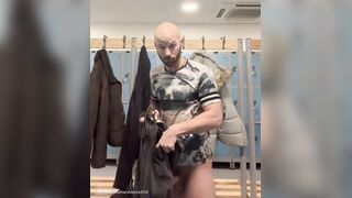 I got rigid in front the others in lockerroom at gym