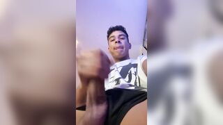 LATINO DUDE MASTURBADING
