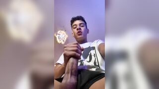 LATINO DUDE MASTURBADING
