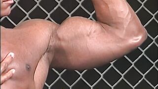 BODYBUILDER ANDRE STEELE does the splits bare