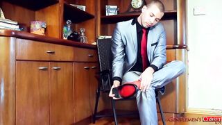 GentlemensCloset: Alejandro V Peels off Down in Sizzling Solo Casting