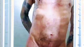 In anteprima io e il mio cazzone sotto la doccia.