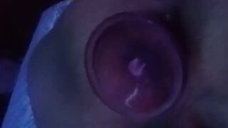Me meto un fake penis por el ano después de llenarlo de orina y me masturbo en el acto.