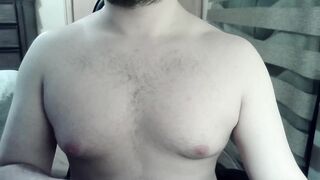 Beefy camboy ripples his muscles and cowers