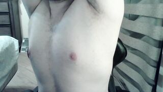 Beefy camboy ripples his muscles and cowers