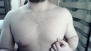 Beefy camboy ripples his muscles and cowers