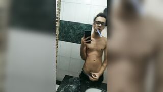 Youngster Escovando os Dentes enquanto Bate Punheta
