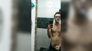 Youngster Escovando os Dentes enquanto Bate Punheta
