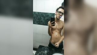 Youngster Escovando os Dentes enquanto Bate Punheta