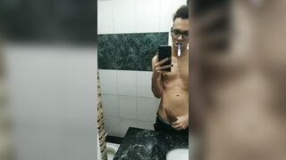 Youngster Escovando os Dentes enquanto Bate Punheta