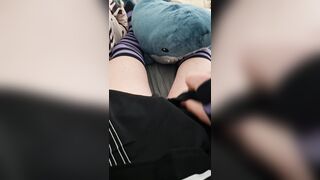 Милый фембойчик дрочит и тихо стонет