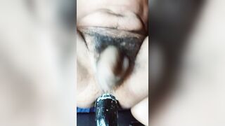 Uff que chimba como me mojo con el consolador