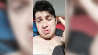 Sborra e slaver sul cappello da indossare mentre insulto