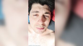Sborra e slaver sul cappello da indossare mentre insulto