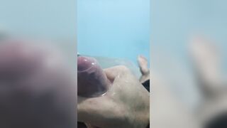 Gozando muito leitinho no quarto