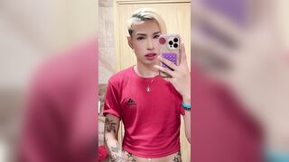 Me masturbo en el baño de mi vecino