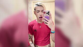 Me masturbo en el baño de mi vecino