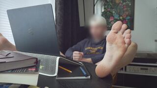 Draining off flawless prick while eyeing queer pornography