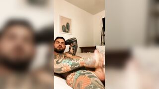 Pretty guy fap off on his sofa