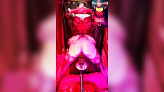 Montando y dándome duro por mi hoyo como un diablito cachondo T1