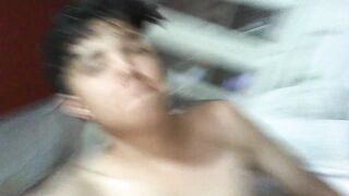 Morenito apenas +legitimate se masturba bien cachondo mientras todos duermen