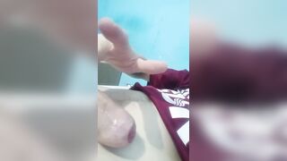 Homem de 29 anos se masturbando gostoso até gozar